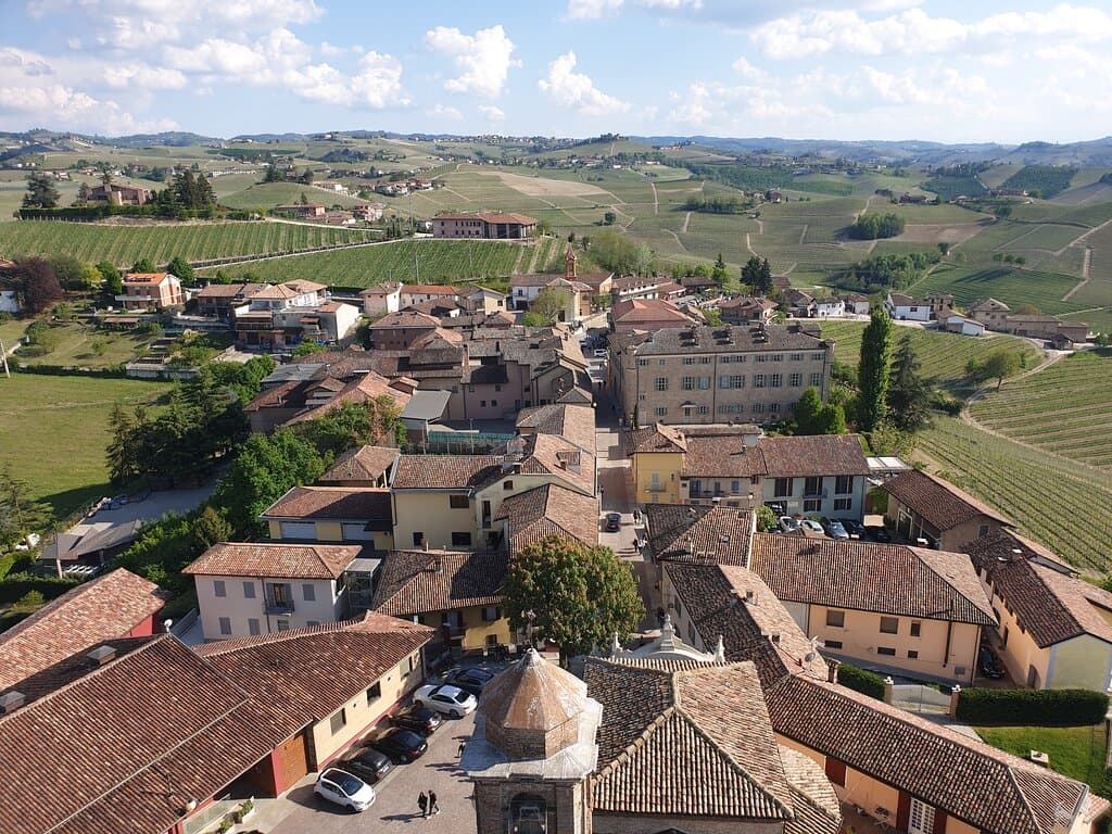 Barbaresco, vista sul borgo e via Torino dalla sommità della Torre (Cn)