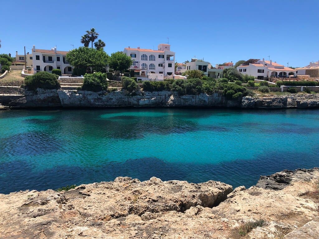 Bellissima acqua a Cala des Degollador! È stata una sorpresa trovare questa bellissima spiaggeta attaccata al centro di Ciuttadella! La parte della spiaggia sabbiosa è poco gradevole, se invece si procede sulla parte rocciosa si può godere della bellezza dell’acqua!