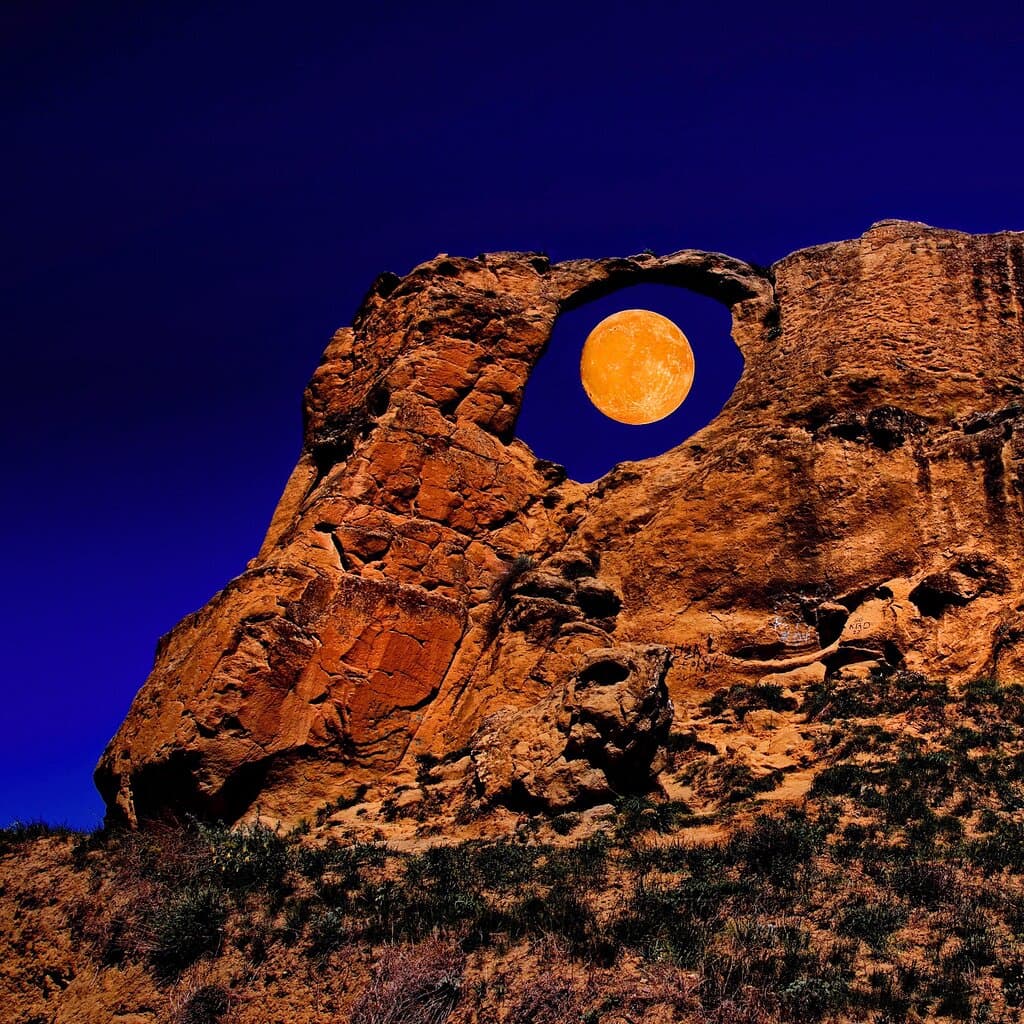 The Strawberry Moon in June coincided with the first supermoon of the year.  This is the moment when the Moon comes closest to the Earth and it looks like the largest and brightest.  Why is the full moon in June called the "Strawberry Moon"? So the Indians call it, since it was in June that the Indian tribes picked strawberries. In Europe, the full moon in June is called Pink, perhaps because roses bloomed in this month, or because of the pink hue of the moon in June.  In the photo - Ring Mount.