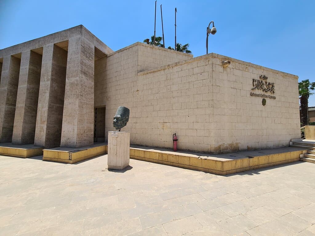 L'esterno ha spesso altre installazioni artistiche. Luogo tranquillo buono anche per una sosta.