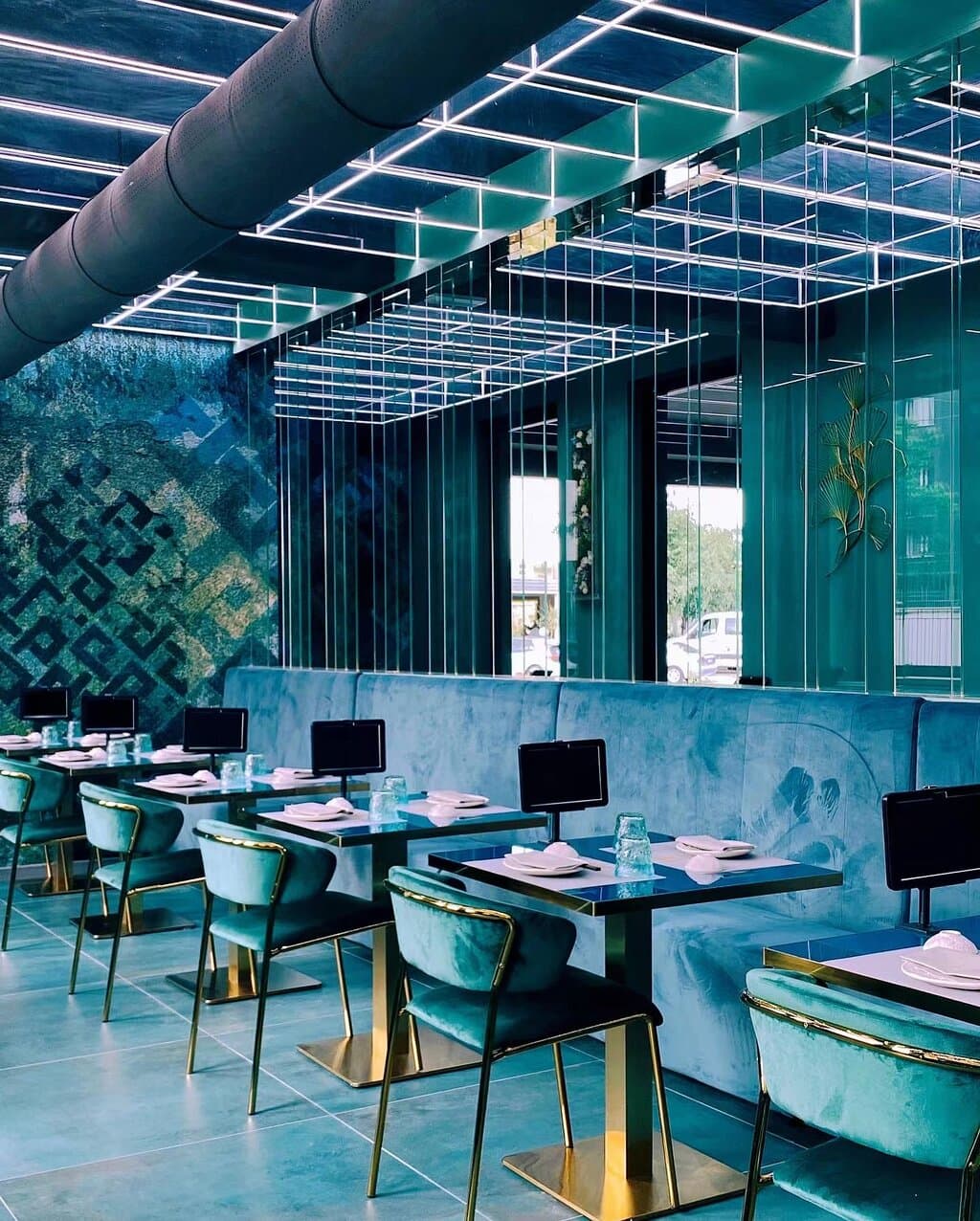 colori blu verde gradevole, ricorda le acque delle sponde di Garda