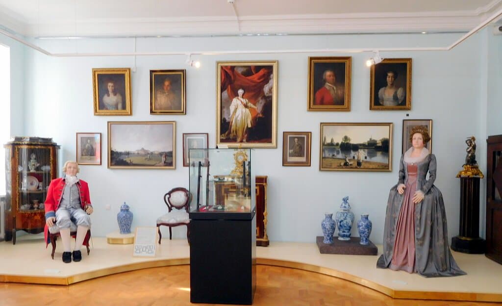 В одном из залов музея