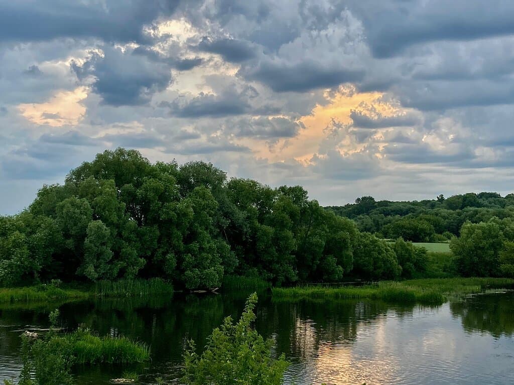 Прогулка по набережной реки Осётр 