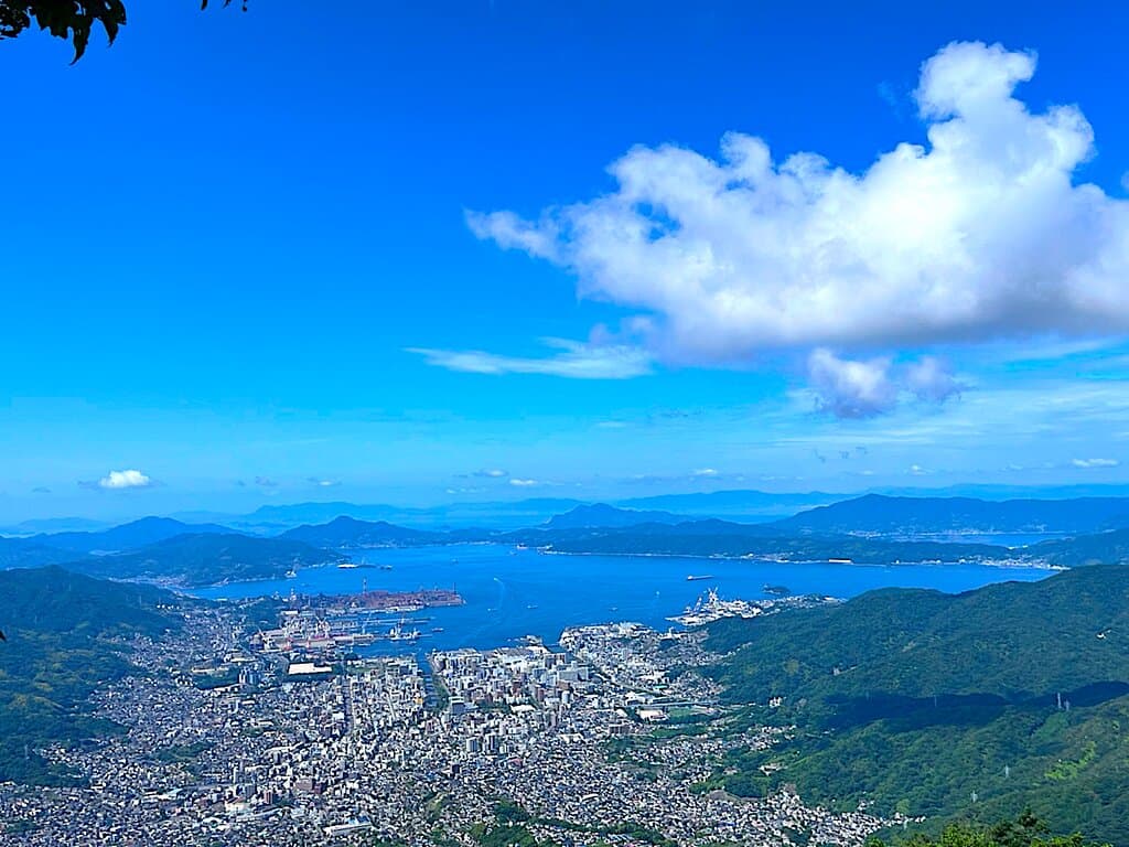 灰が峰山頂（写真は標高731.1m付近）からの景色です。