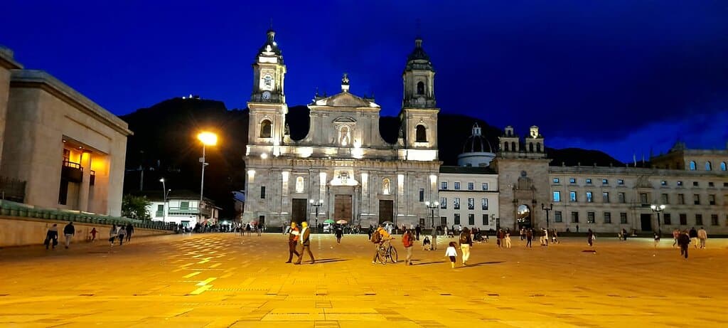 Plaza de  Bolívar, La  Candelaria Bogotá, llámanos para organizar un tour que incluya este atractivo. 3229181481