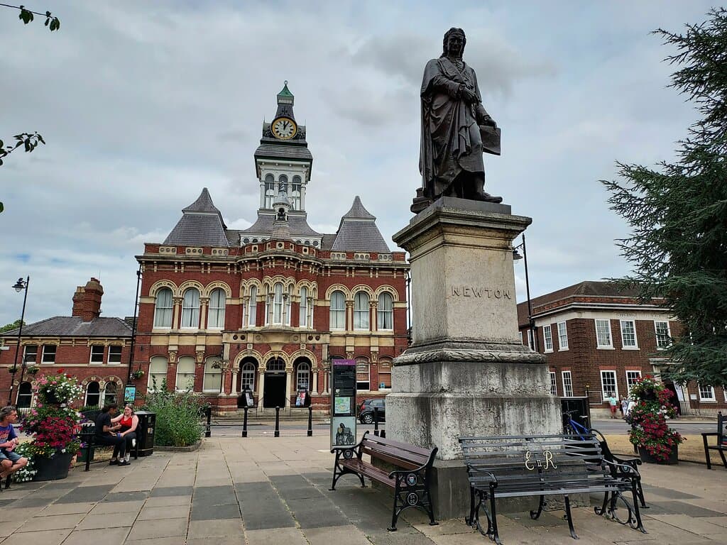 Sir Isaac Newton Statue in Grantham (23/July/2022).