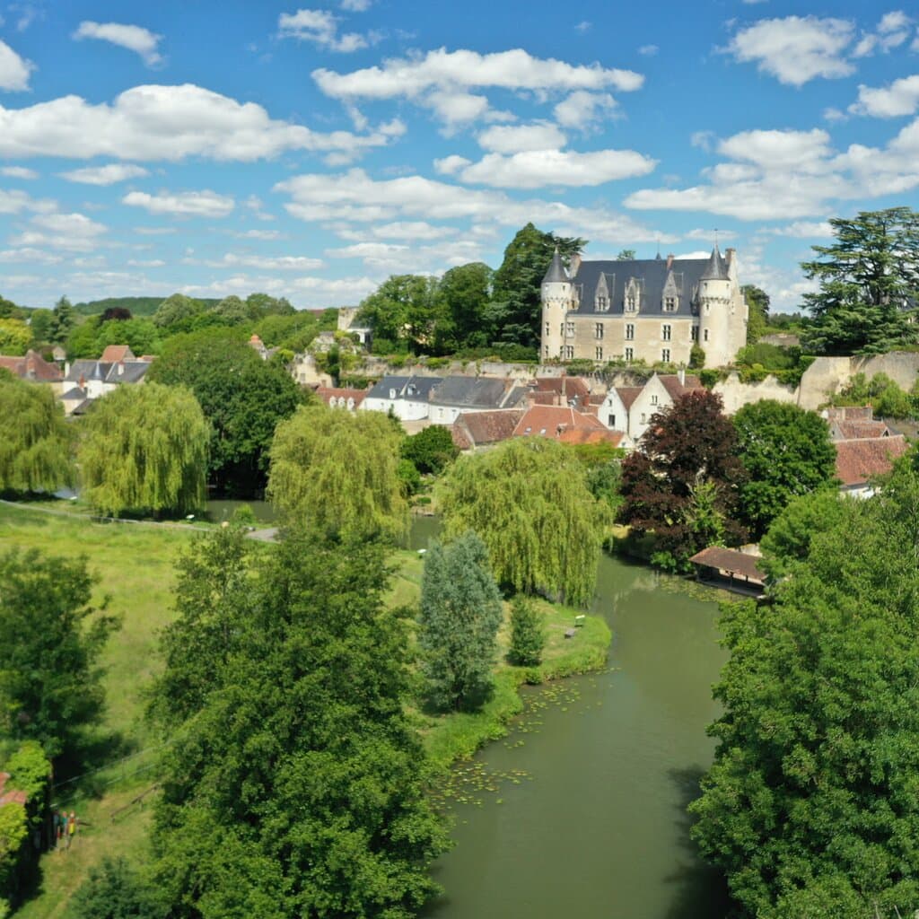 Château de Montrésor au bords des balcons de l'Indrois