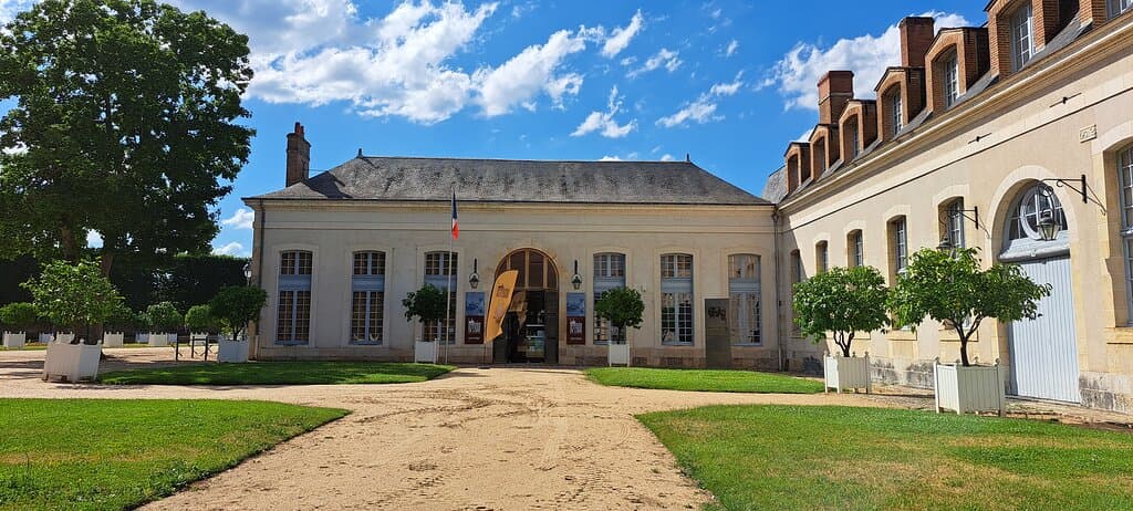 Le musée de la marine de Loire se situe dans les anciennes écuries du château datant de la fin du XVIIe siècle. Ce bâtiment, classé monument historique, est implanté dans un  un arboretum du XIXe siècle.