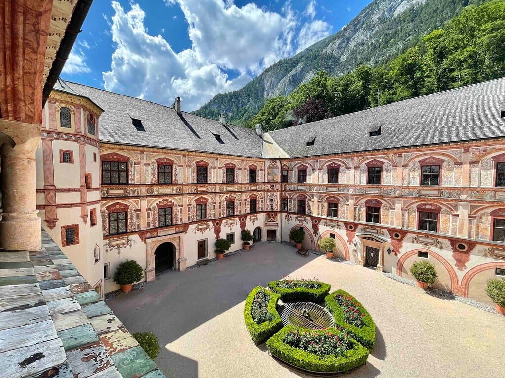Neu renovierter Innenhof des Schloss Tratzberg in Tirol