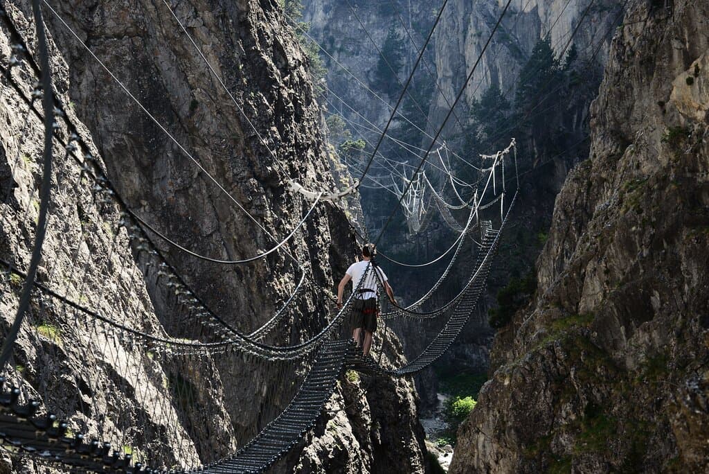 Il Ponte Tibetano Cesana-Claviere nelle spettacolari Gorge di San Gervasio