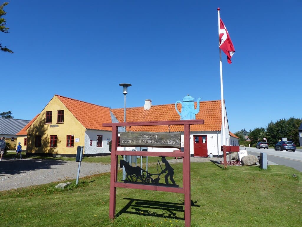 Thornby købmandsgård ligger lige ud til landevejen. Stor parkeringsplads.