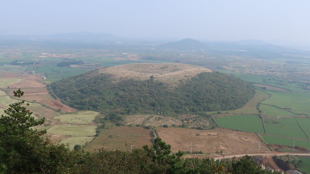 다랑쉬오름에서 본 아끈다랑쉬오름