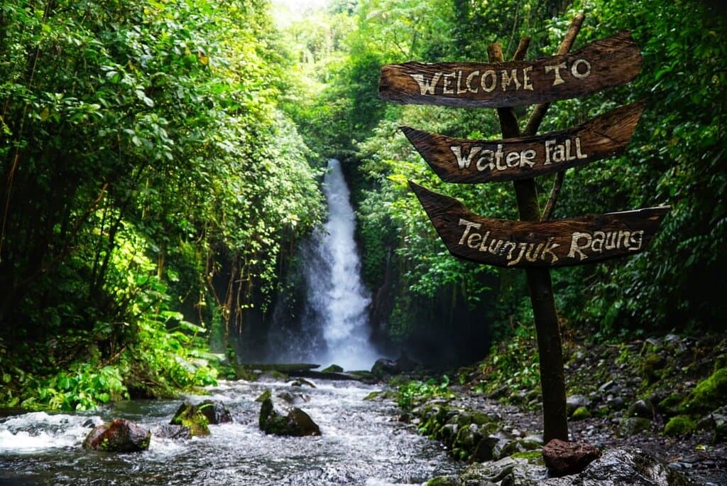 AIR TERJUN TELUNJUK RAUNG           Adalah air terjun dikaki gunung RAUNG yang sangat keren , tepatnya didaerah Songgon Banyuwangi tepatnya 40km atau ( 1;15 menit) dari titik nol kota Banyuwangi.           Banyak hal yg dapat kita nikmati dan jumpai disana antara lain area camping ground, jungle trek gowes , spot berfoto yg banyak .           Dengan treking hanya 200 meter saja , mata kita sudah dimanjakan perbukitan ,air terjun , pemandian ALAMI  Dengan airnya yang bening membiru...woww
