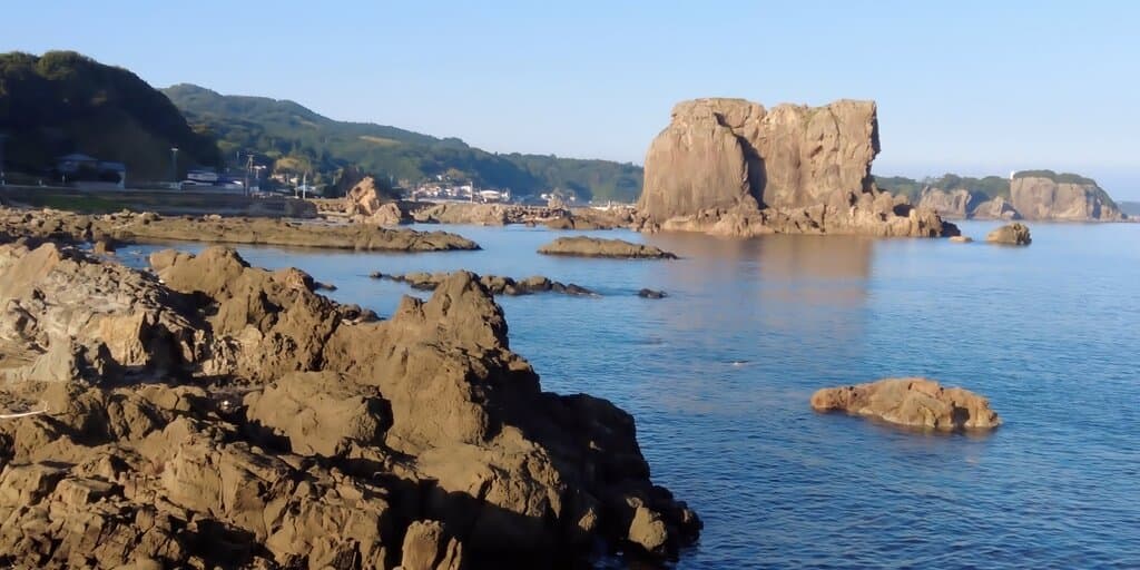 ゴジラ岩/秋田県男鹿市【ジオパーク】奇岩が並ぶ潮瀬崎に立つ巨大な影はゴジラ！