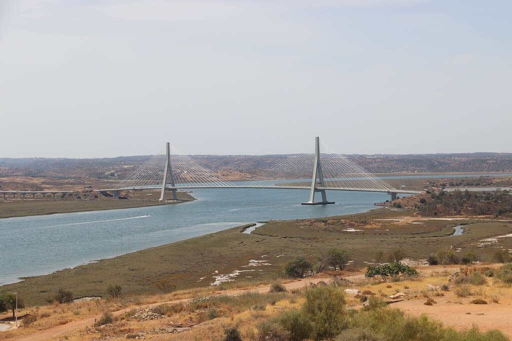 Vista del puente internacinal del Guadiana desde la cafetería del Parador de Ayamonte.
