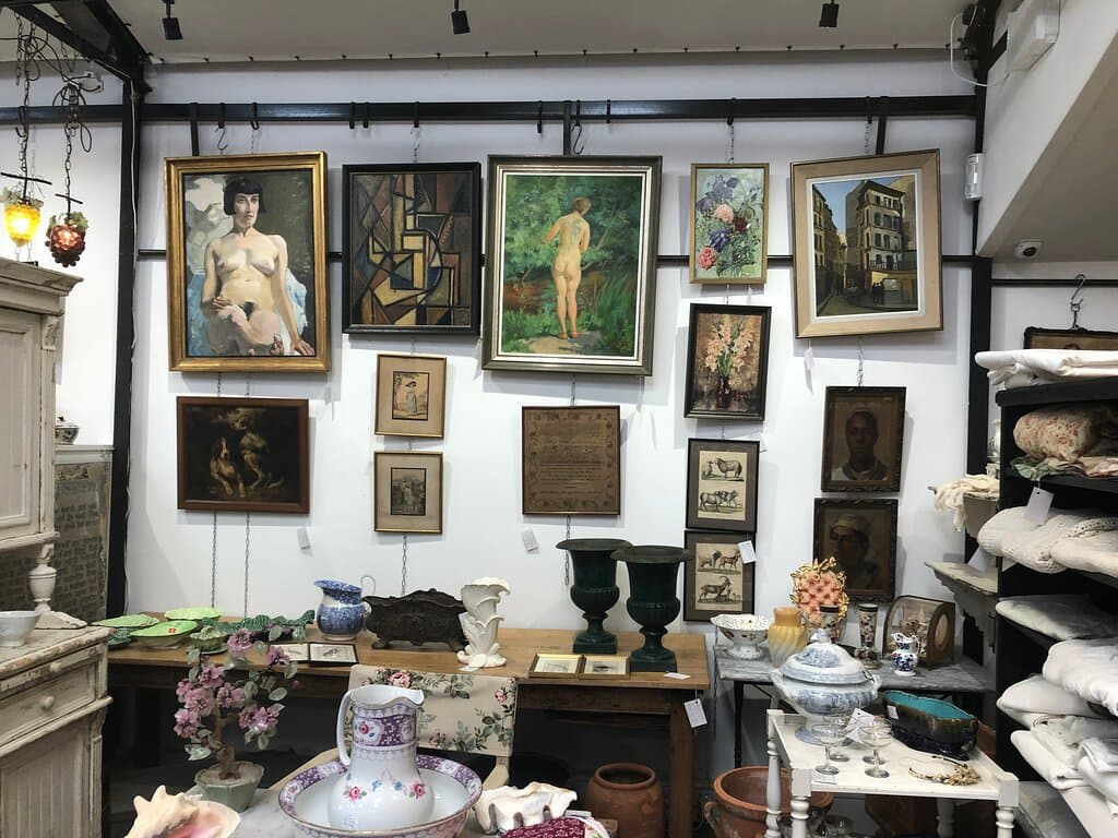 Petworth Antiques stands