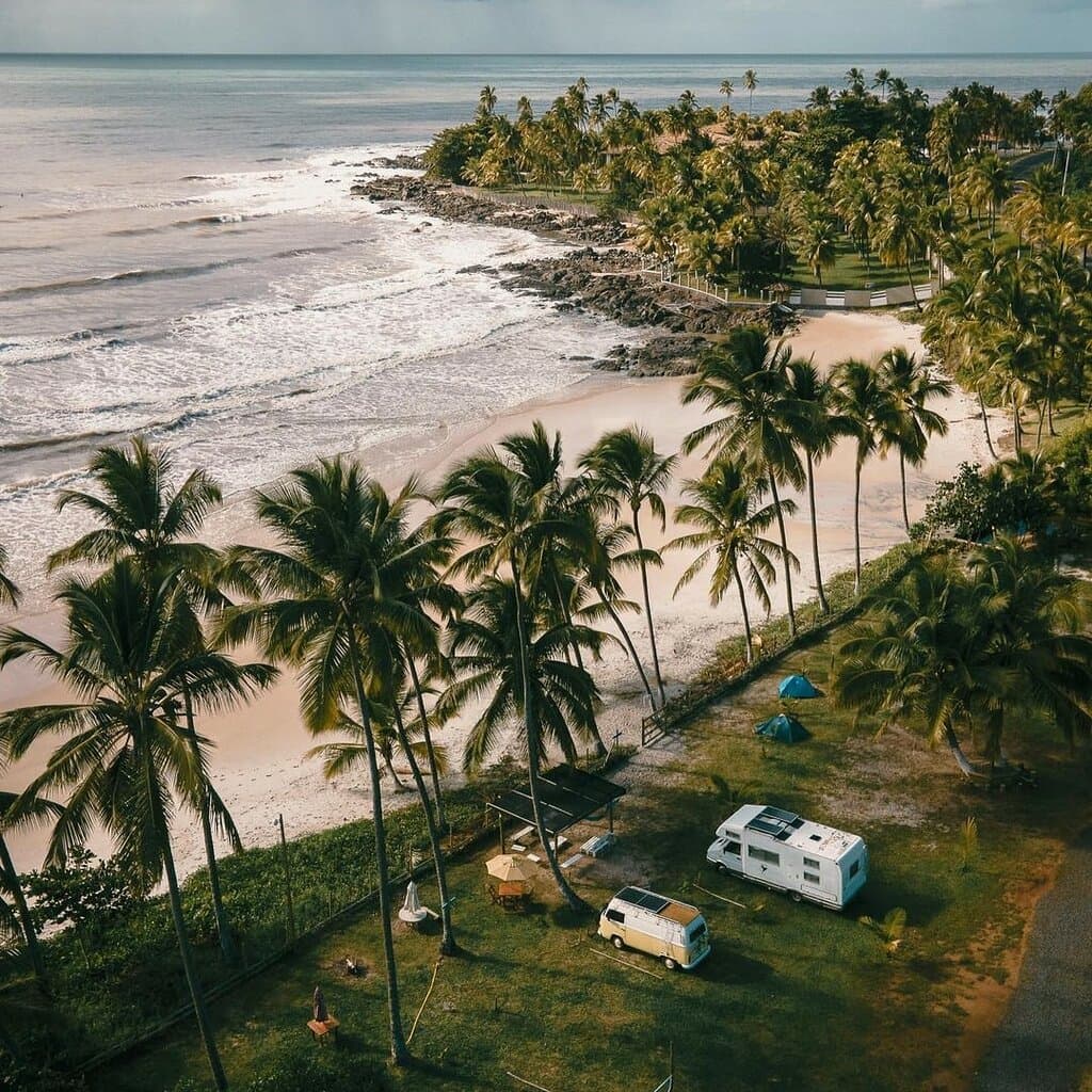 Tahito Surf Camping Pé na areia Espaço para motorhomes, trailers e barracas  Pontos de água e luz (110 e 220) Descarte Banheiros com chuveiros quentes  Cozinha coletiva  Wi-Fi