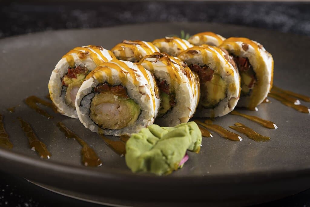 SAN ROLL /
Envuelto en queso crema y almendra, relleno de
camarón furai, pimentón caramelizado y palta
con salsa de maracuyá nikkei.