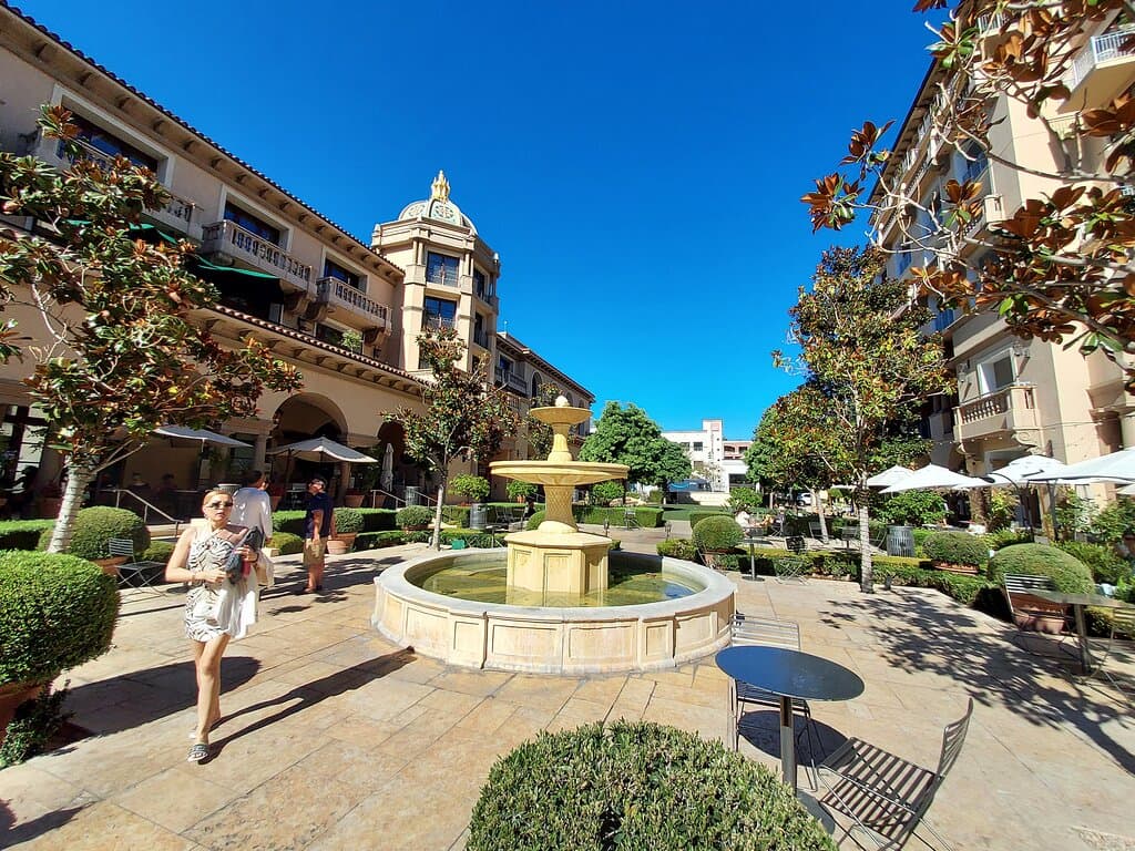 Beverly Canon Gardens in Beverly Hills - CA (19/Sept/22).