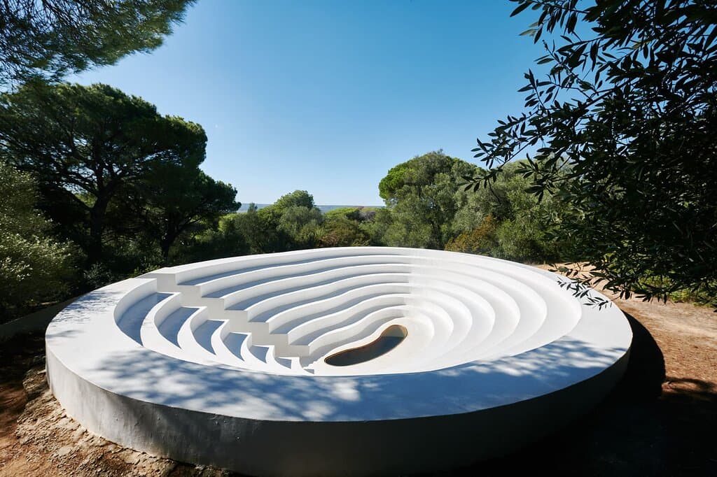 FUNDACIÓN MONTENMEDIO CONTEMPORÁNEA
Dehesa de Montenmedio Ctra N- 340 Km 42,5 11150 Vejer de la Frontera Cádiz
www.fundacionnmac.org
reservas@fundacionnmac.org
+34 956 455 134
Fotografía: Daniel Schäfer