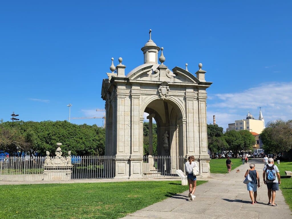 La cúpula pequeña es un homenaje al agua dulce, que apareció en el lugar.
