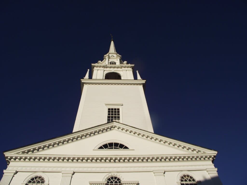 MA – NEWBURYPORT – FIRST RELIGIOUS SOCIETY UU – BRACKETED ROOF, TOWER WITH PINNACLES, & FAIRLY SHORT STEEPLE