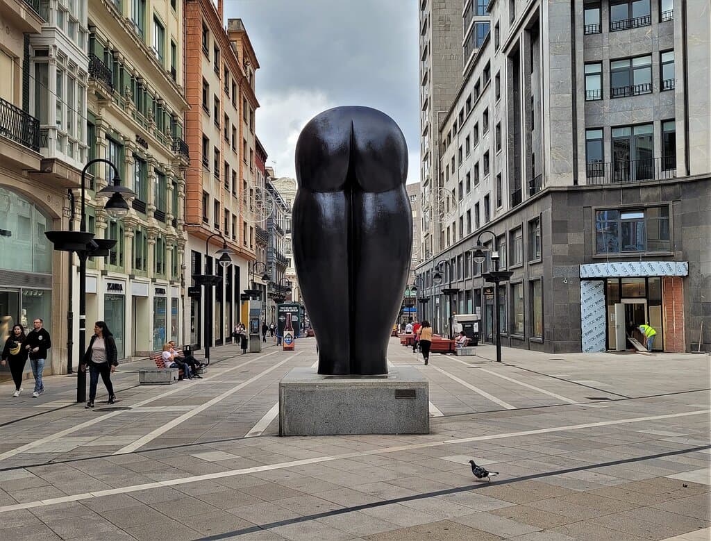La escultura toda de negro.