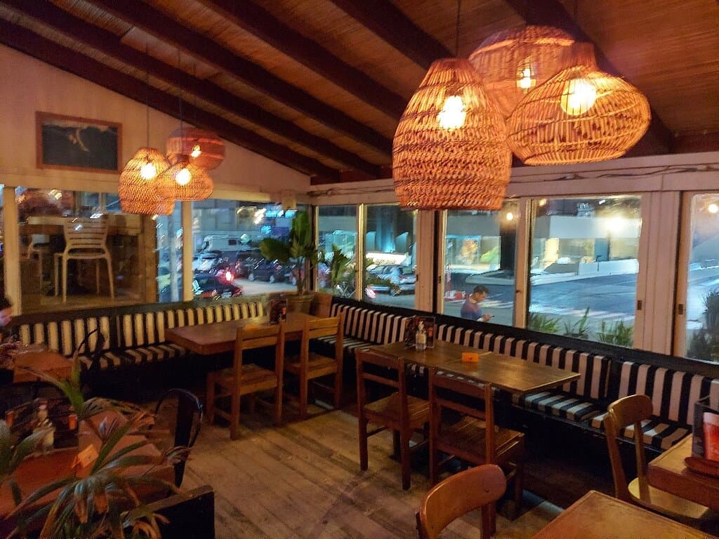 Entrada e interior del restaurante