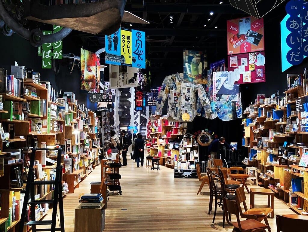 住宅街に突然現れた歪な建物。隈研吾の設計で直近で見ると面白い形です。平日の午前中に訪問したが、ゴッホの展覧会はそこまで混んではいませんでした。本好きなら一日居ても飽きないと思う。