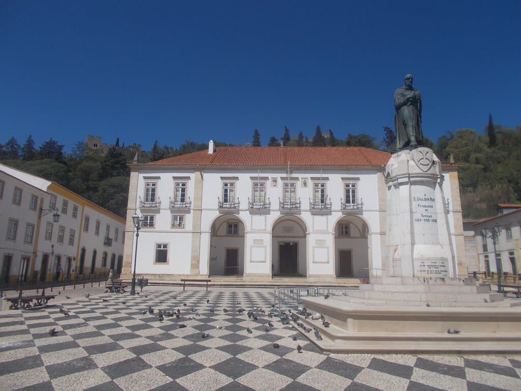 Praça da República con monumento a Gualdim Pais