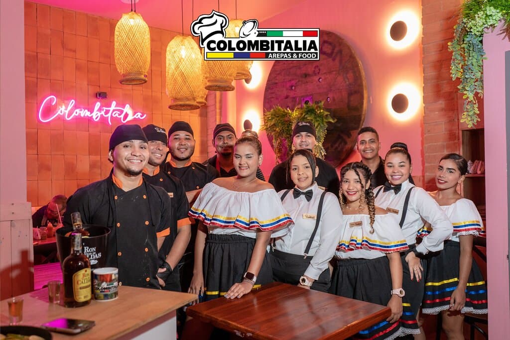 Nuestro equipo de trabajo te espera en Colombitalia Arepas & Food! 