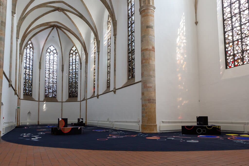 Installationsansicht von Alison O’Daniel "I Felt People Dancing" (26. Juni–03. Oktober 2021) im alten Kirchenschiff der Kunsthalle Osnabrück. Foto: Lucie Marsmann

