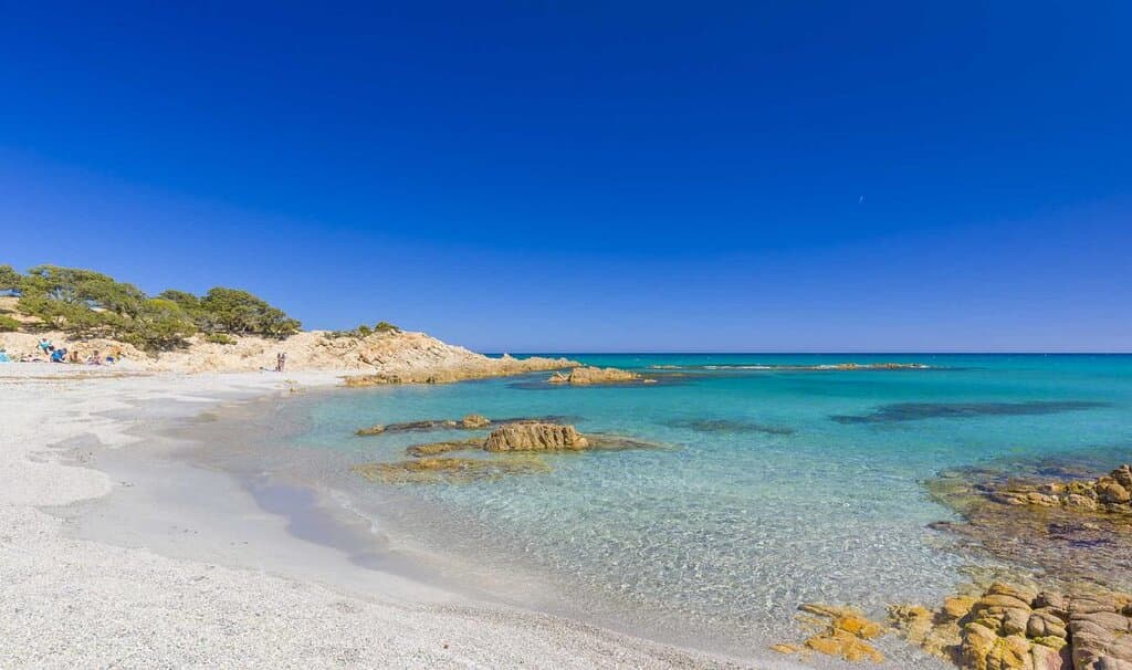 Cala Ginepro in primavera