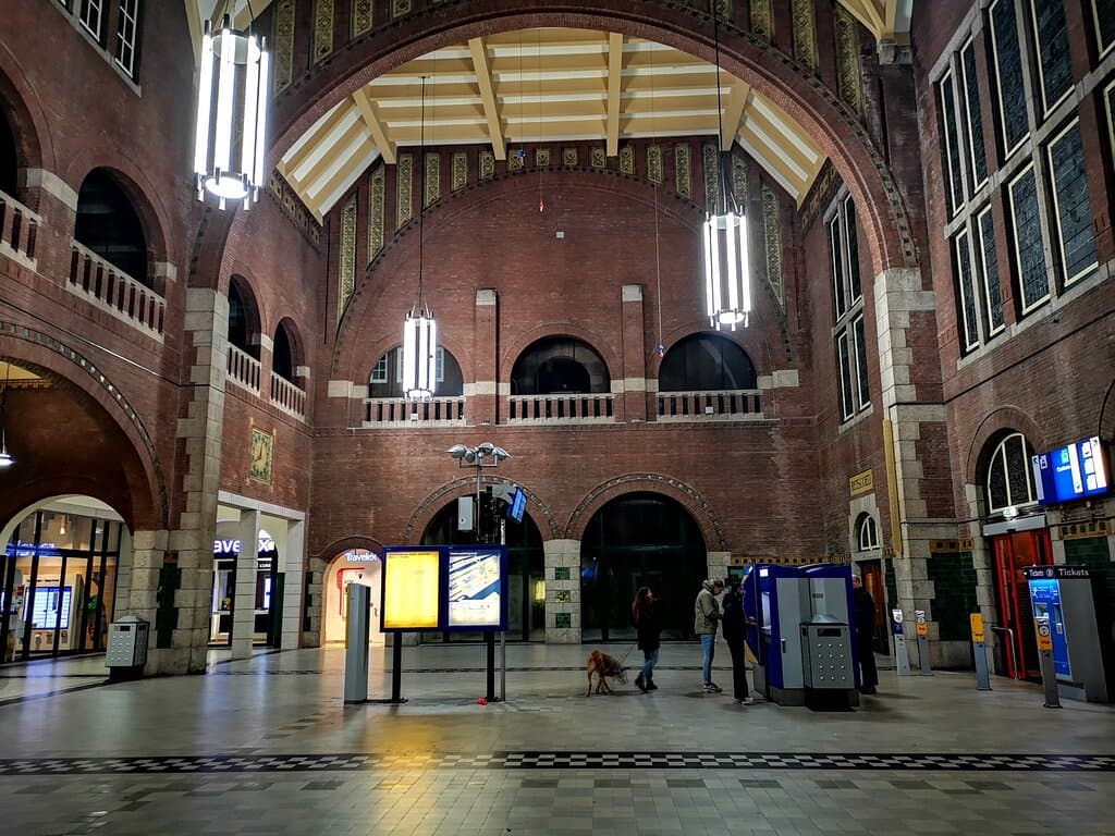 Vakker stasjonsbygning 20b-25 minutter å gå til bysentrum.