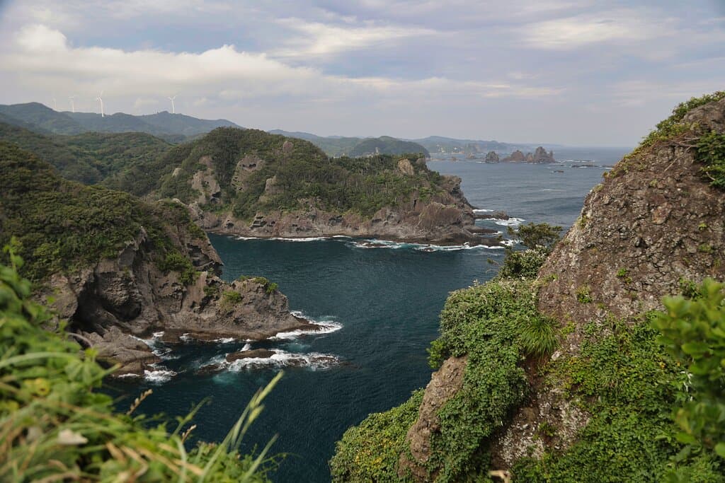 石廊埼灯台：東側に柵があり海の景色を見ることができます。遠くに蓑掛岩がみえますね