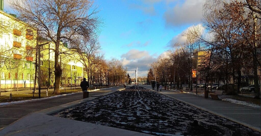 Вид на памятник "Росток" с бульвара на улице Славы.