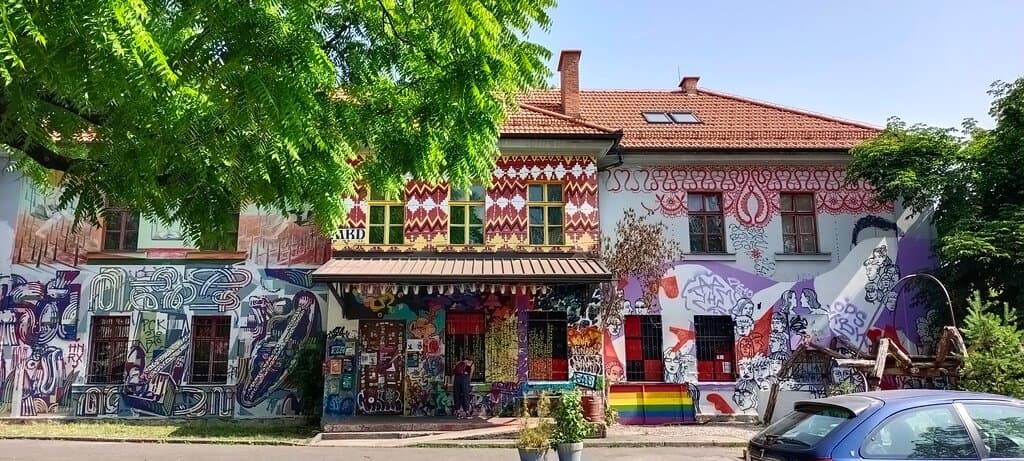 Metelkova: «Может быть, за порогом растраченных лет я найду этот город, которого нет...» (разные ракурсы)