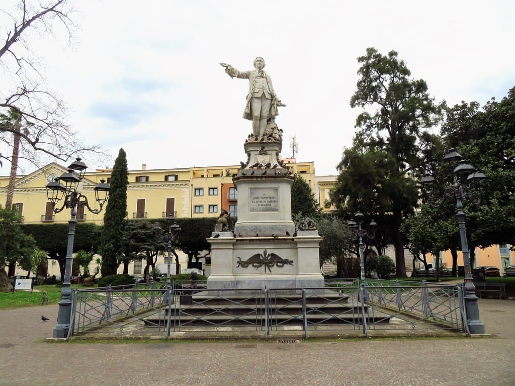 Il lato frontale del monumento