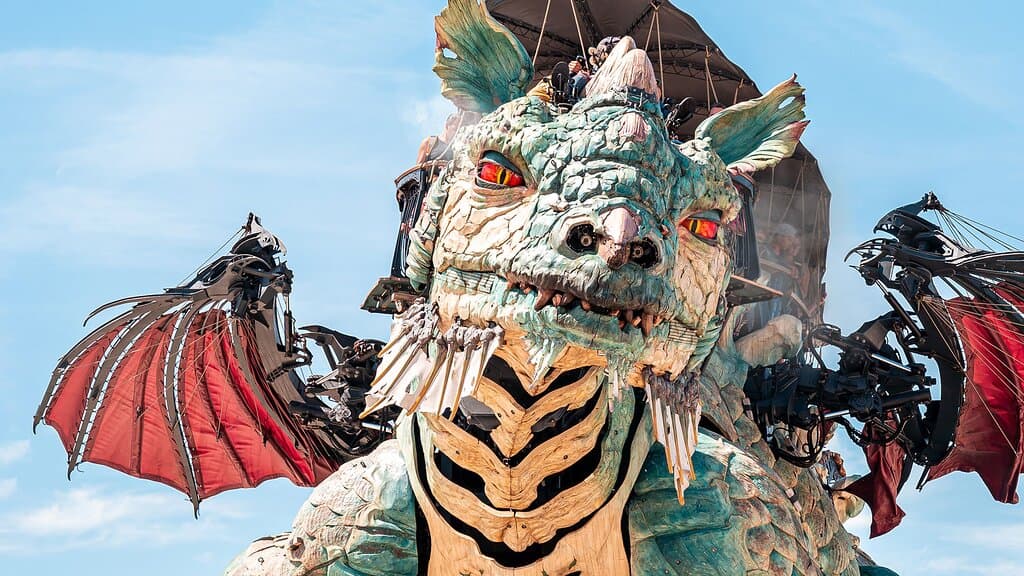 Mêlant art, culture et divertissement, la Compagnie du Dragon vous propose un voyage inédit à vivre en Hauts-de-France. Au cœur de notre démarche — héritée de la Compagnie nantaise La Machine – réside le mouvement. Dès lors qu’une scène se joue, magie et émotion s’entremêlent, créant un nouveau langage. Par leurs interventions en milieu urbain, le Dragon de Calais et l’Iguane Sentinelle  offrent un nouveau regard sur la ville et la Côte d'Opale.