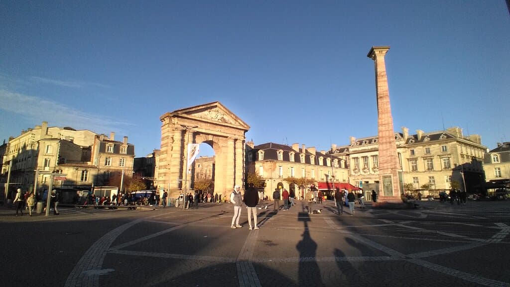 A panoramic view of the square with its arch