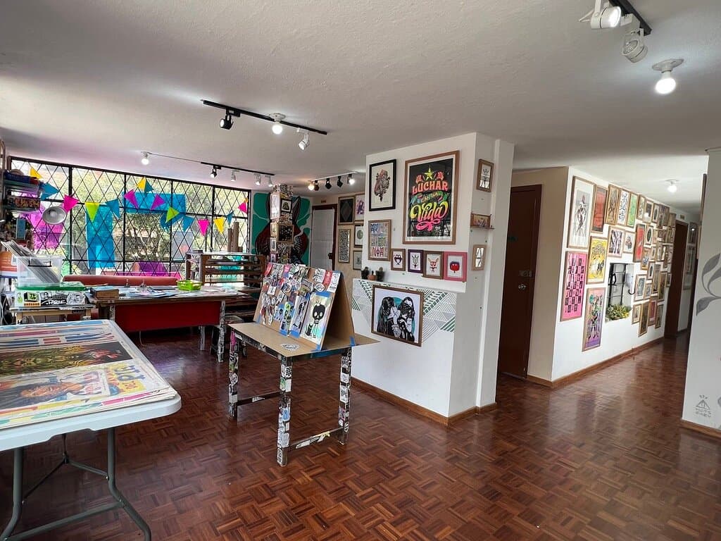 Welcome to Nudo Street Art Project! We are a young gallery in the artistic La Floresta community in Quito.

Bienvenido a Nudo Street Art Project! Somos una galeria joven en la comunidad artística de La Floresta, Quito.  