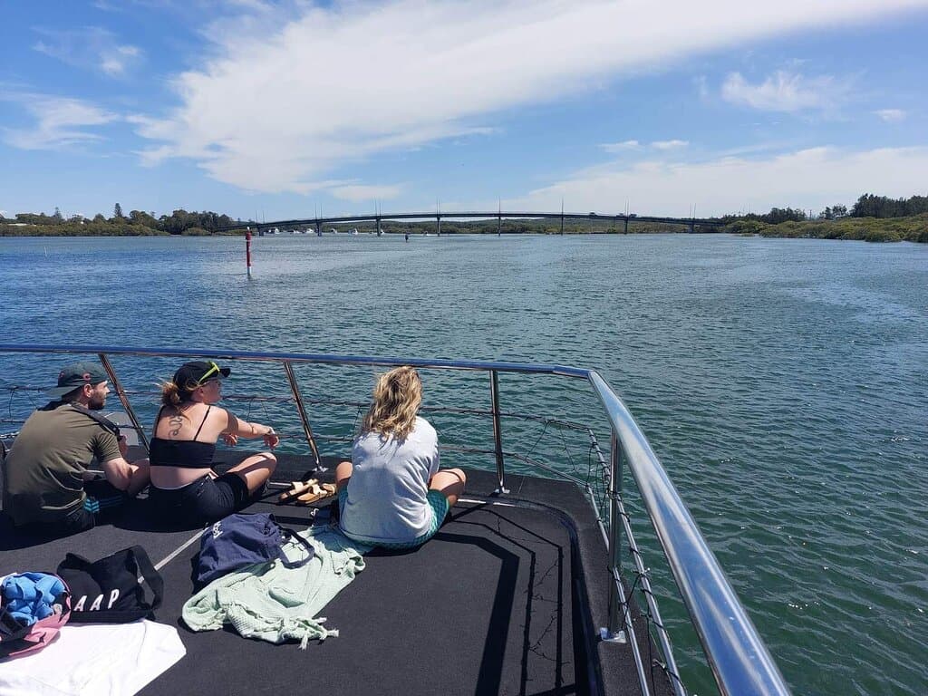 Coming into Tea Gardens, the Singing Bridge in the background.
