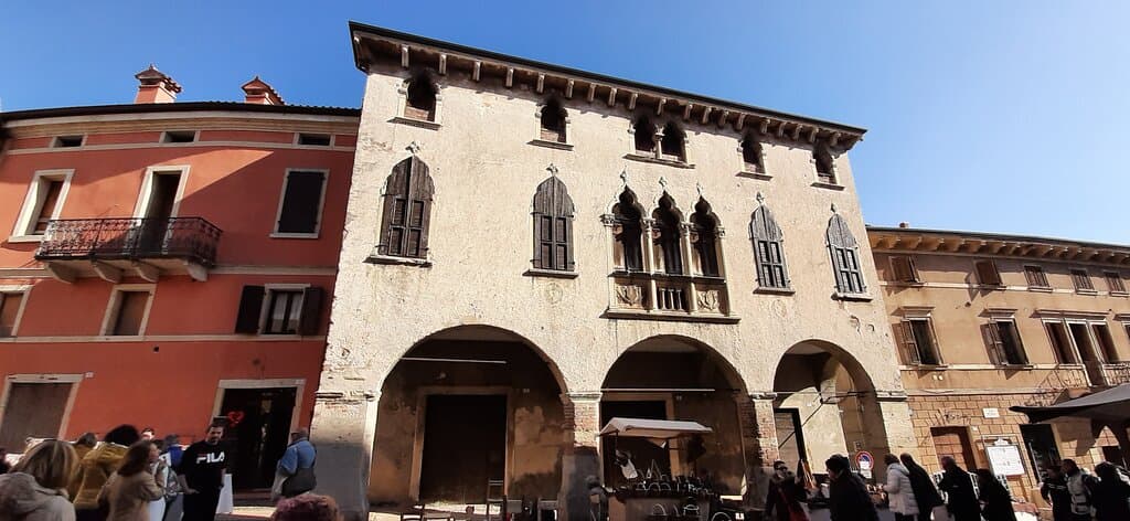 Il Palazzo Cavalli era  un'antica dimora appartenente al Capitano del Popolo, lo stile veneziano è evidente dalla trifora gotica centrale, pare che attualmente sia in vendita.