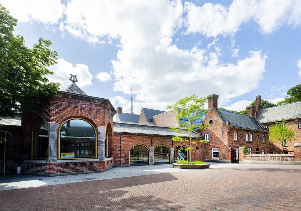 Entree Schoenenkwartier Raadhuisplein Waalwijk.