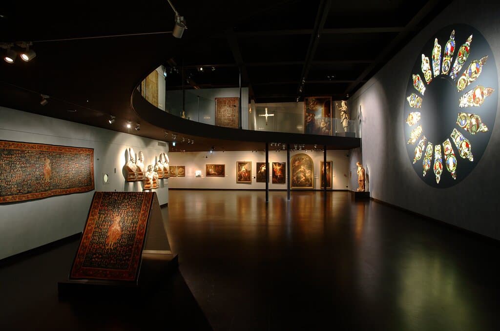 Frutto della perizia di generazioni di artisti e della generosità di devoti committenti, l’inestimabile patrimonio di reliquie e opere d’arte ospitato nel Museo e Tesoro del Duomo di Monza costituisce una raccolta unica al mondo non solo per la rarità e la preziosità dei materiali, ma perché permette di seguire con puntualità le vicende della Basilica di San Giovanni Battista dalla sua fondazione fino ai giorni nostri.