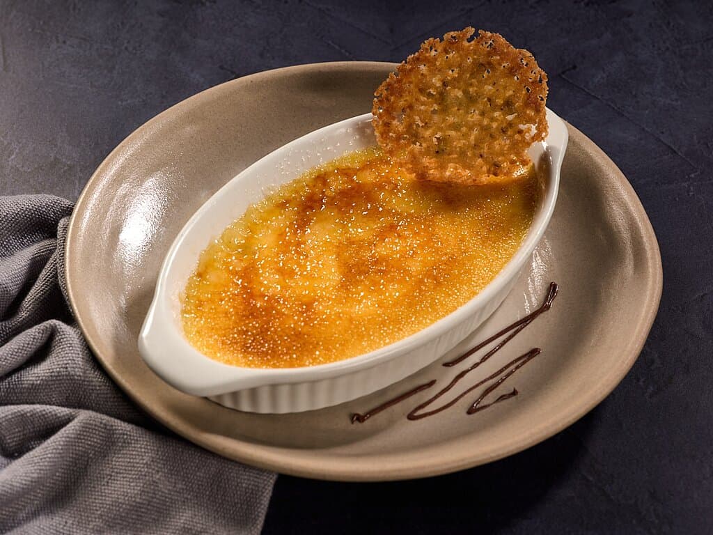 𝕮𝖗𝖊𝖒𝖊 𝖇𝖗𝖚𝖑𝖊𝖊: Clásico postre crema suave y vainilla terminado con un caramelo crocante