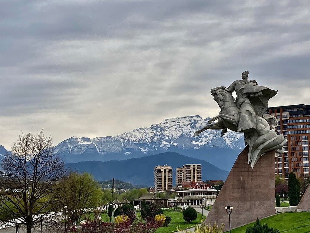 Памятник И. Плиеву на фоне Столовой горы