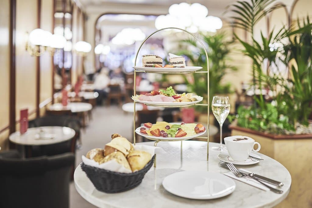 Traumfrühstück auf der Etagere mit allem was das Herz begehrt 