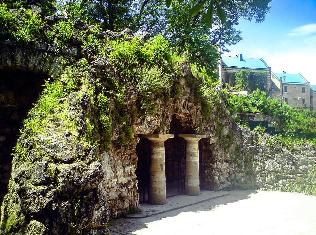 рядом с Лермонтовской галереей