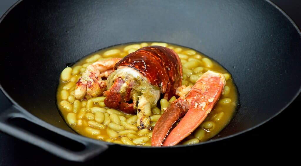 Fabas con bogavante, también disponible en arroz con bogavante bajo reserva.